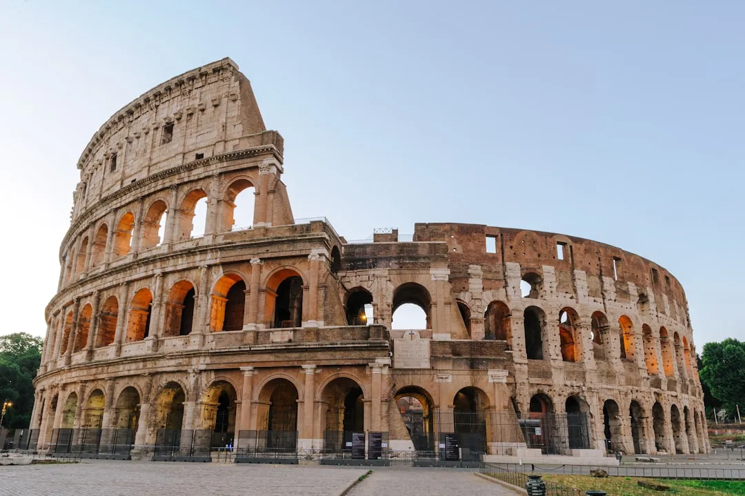 Il Colosseo a Roma con la luce dorata del tardo pomeriggio