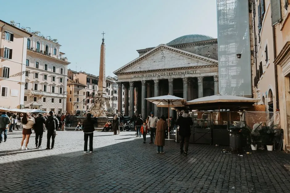 Facciata del Pantheon a Roma con l'obelisco