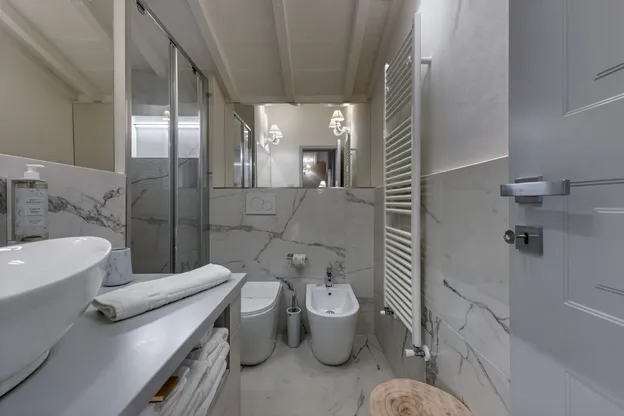 Il bagno del Cipresso, in marmo, con lo scaldasalviette
