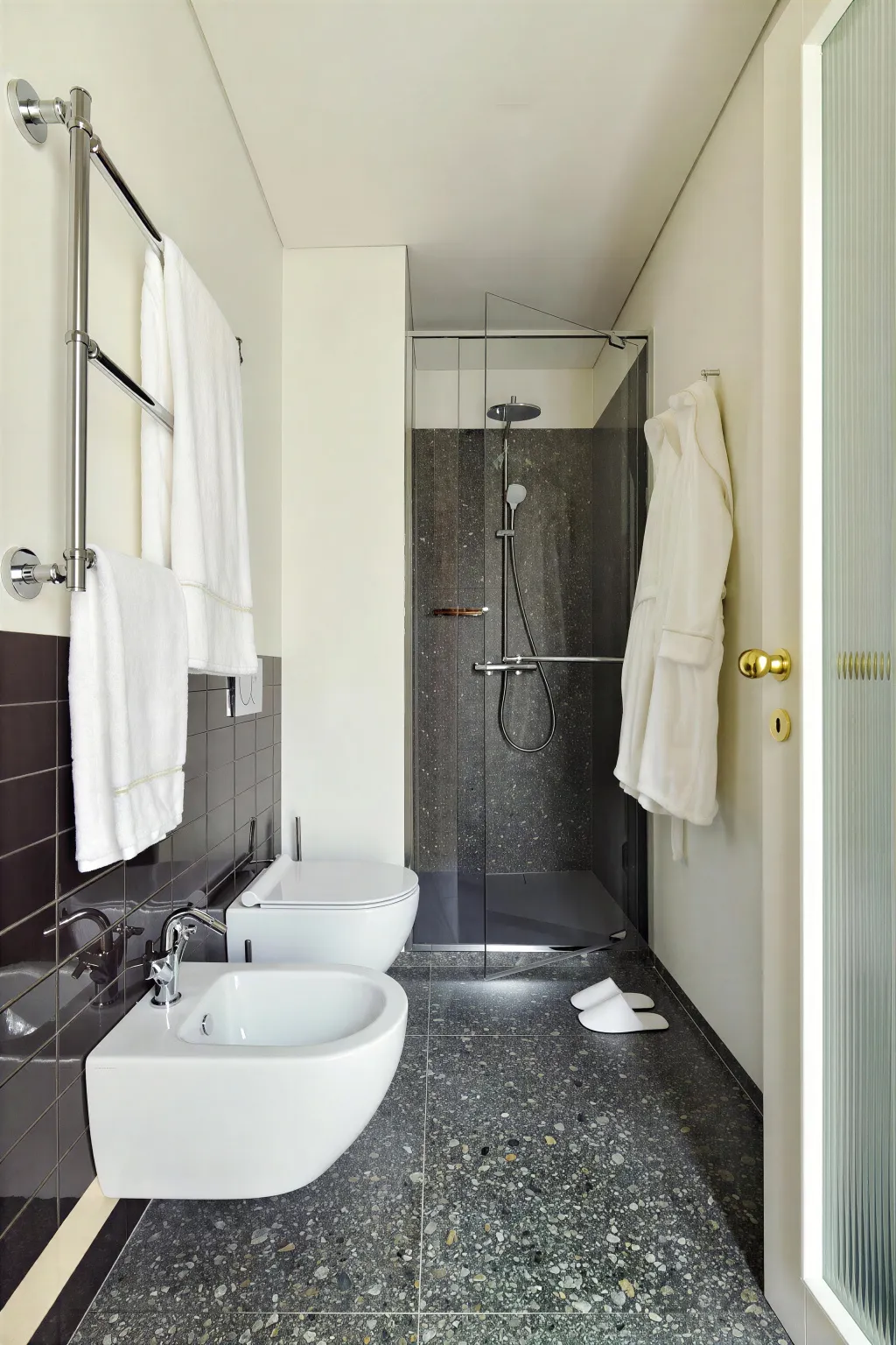 Il bagno, con la doccia in pietra e gli accappatoi