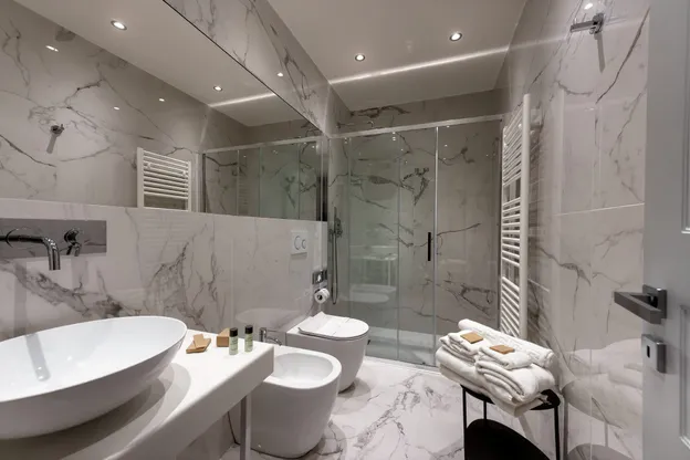 Il bagno della suite, tutto in marmo, con la doccia in cristallo